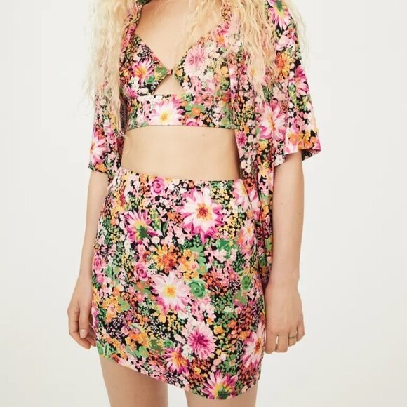 H&M Women's Patterned Mini Skirt Black/Floral - Picture 2 of 8